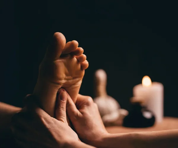 Massage chân thư giãn bên ánh nến