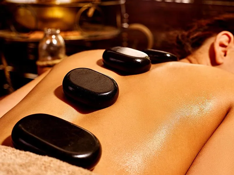 massage đá nóng