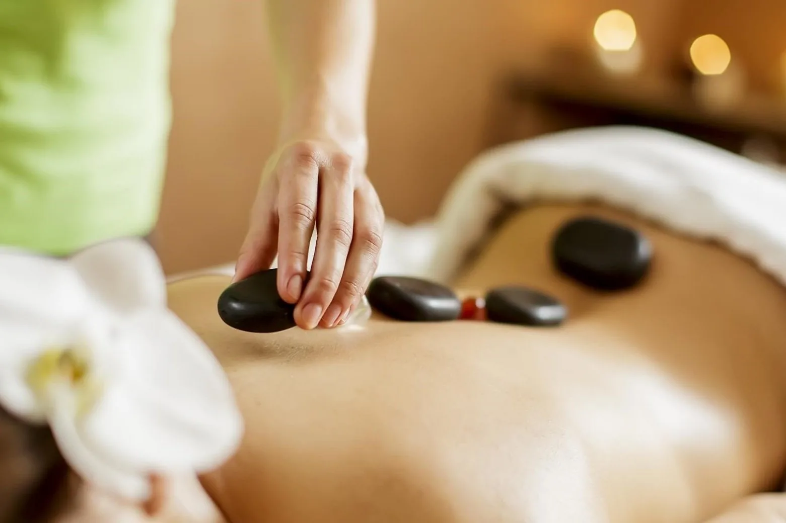 massage đá nóng