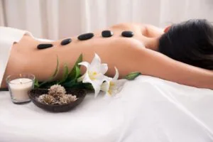 Massage đá nóng trên lưng khách hàng