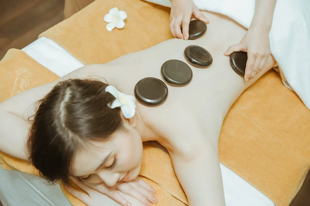 massage đá nóng