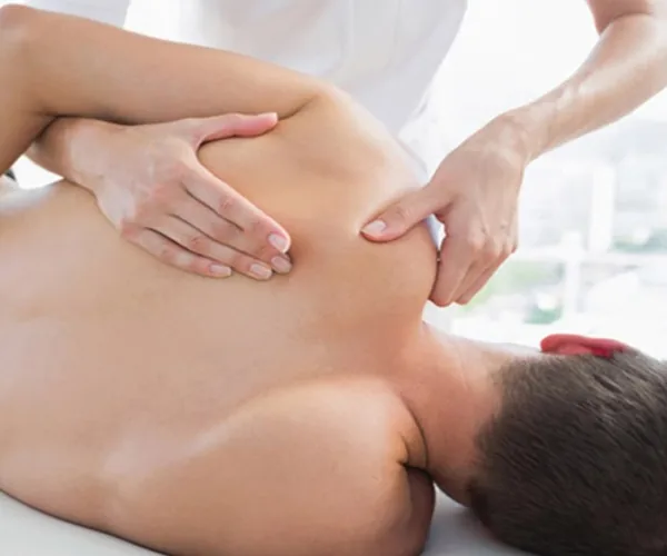 Massage vùng vai lưng thư giãn