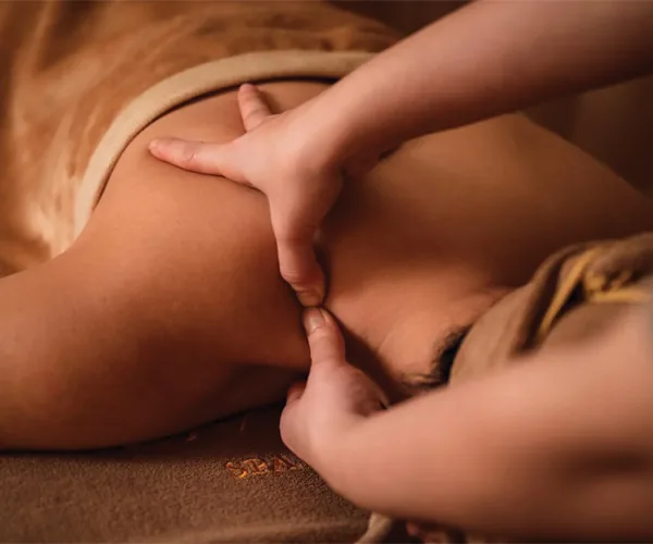 Massage cổ vai thư giãn
