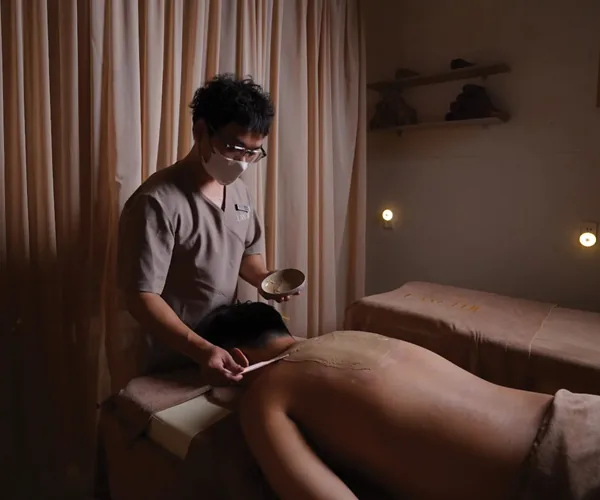 Kỹ thuật viên massage trị liệu vùng lưng