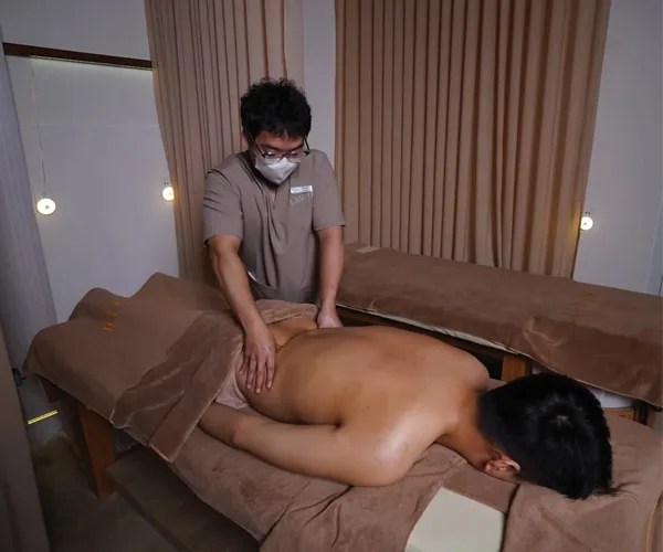 Massage trị liệu vùng lưng cho khách nam