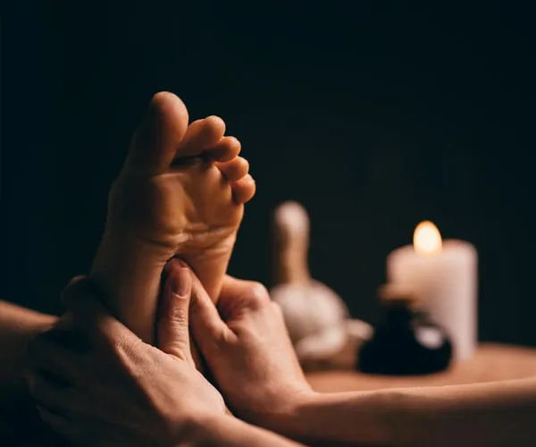 Bấm huyệt bàn chân bên ánh nến
