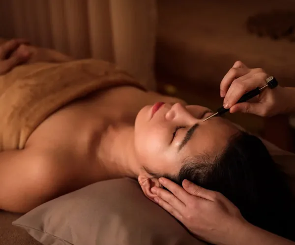 Massage vùng đầu và mặt với dụng cụ