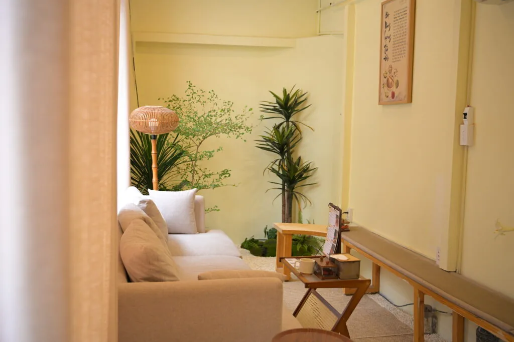 Góc sofa thư giãn với cây xanh tại chi nhánh Tân Định