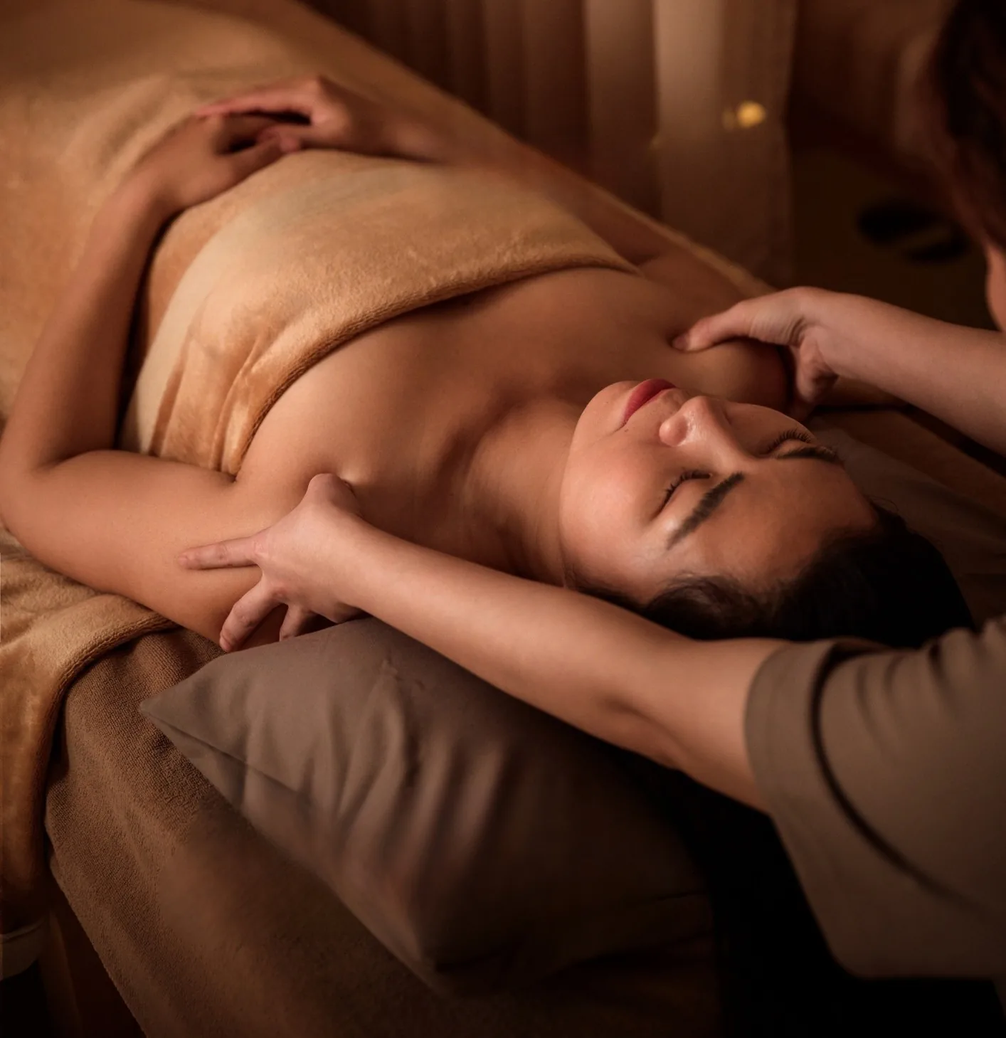 Massage cổ vai gáy thư giãn cho khách nữ