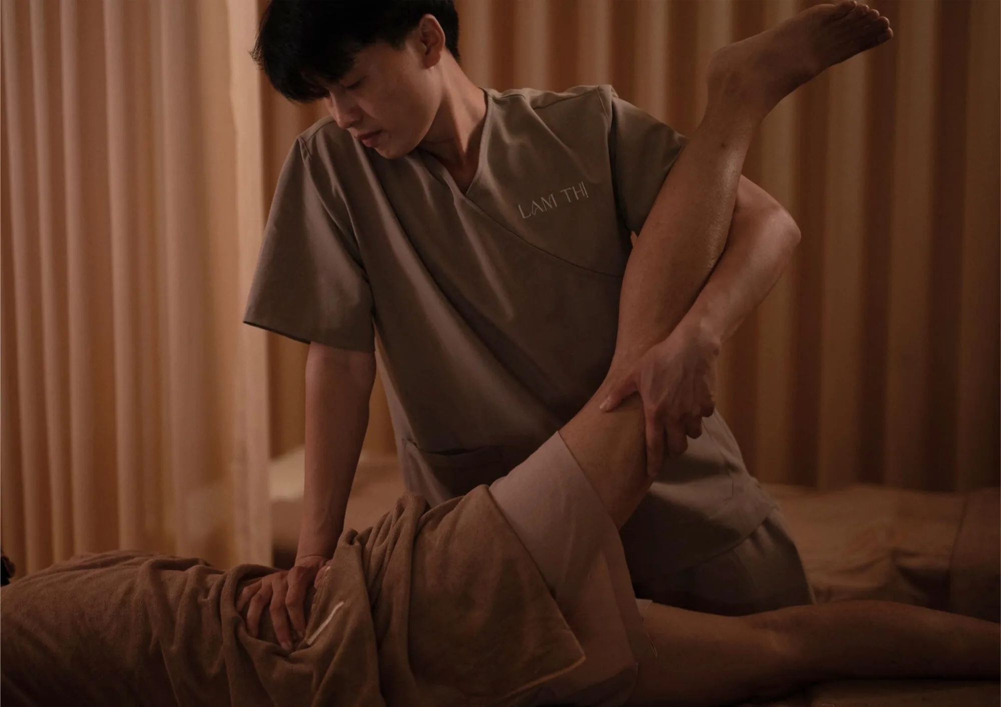 Kỹ thuật viên kéo giãn chân trị liệu thắt lưng