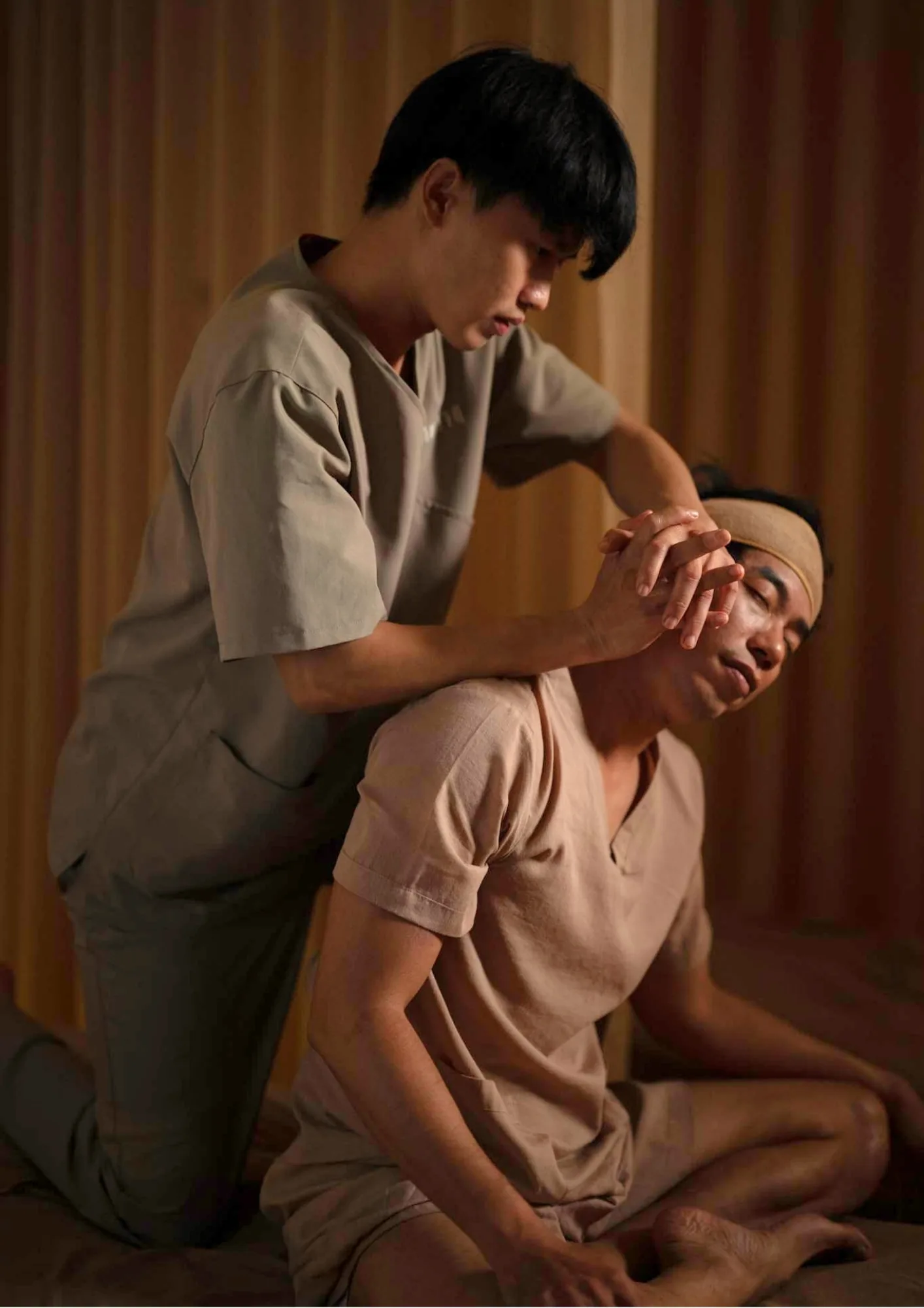 Massage trị liệu cổ vai gáy tại Lam Thị Spa