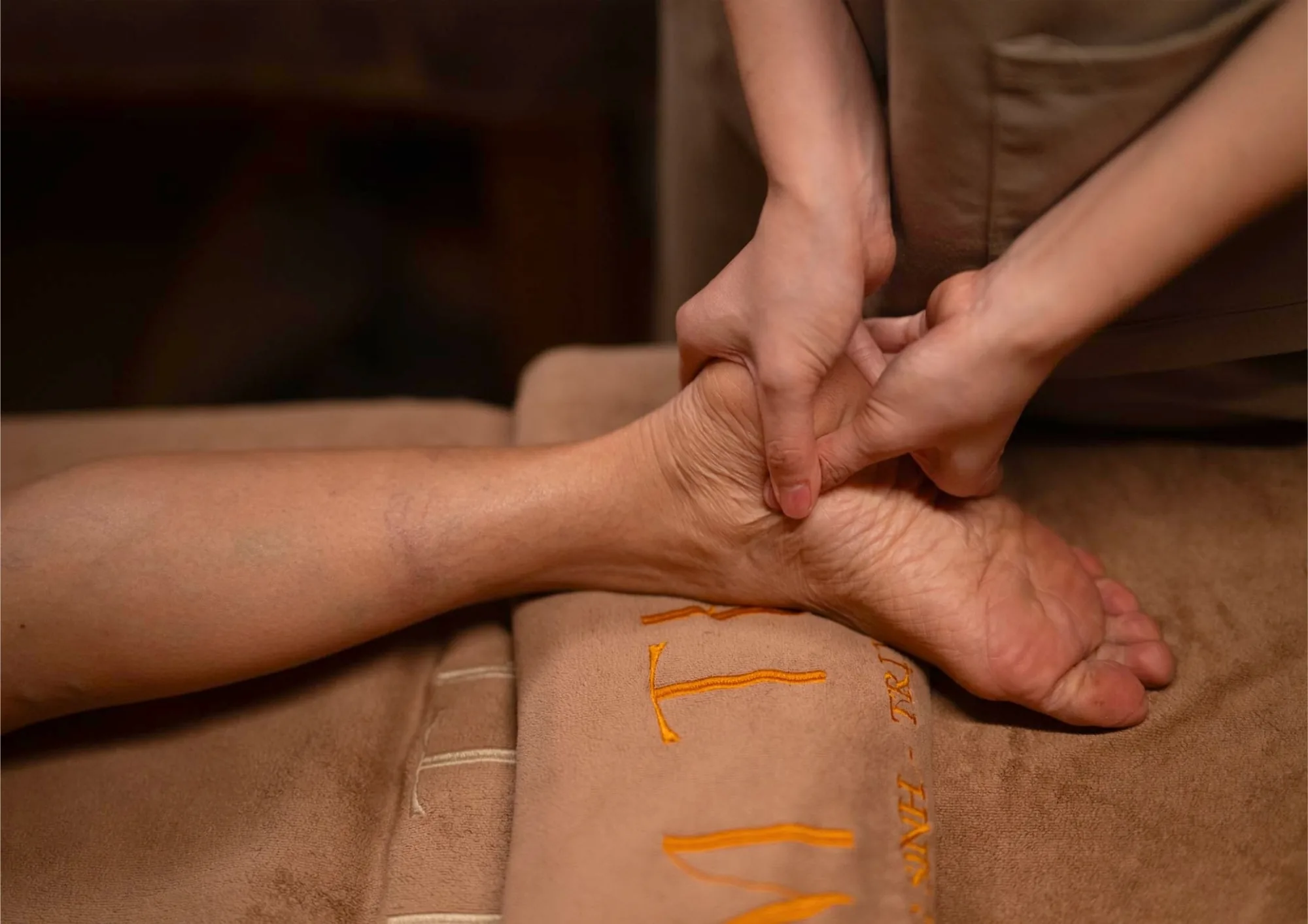 Bấm huyệt lòng bàn chân trong liệu trình massage chân