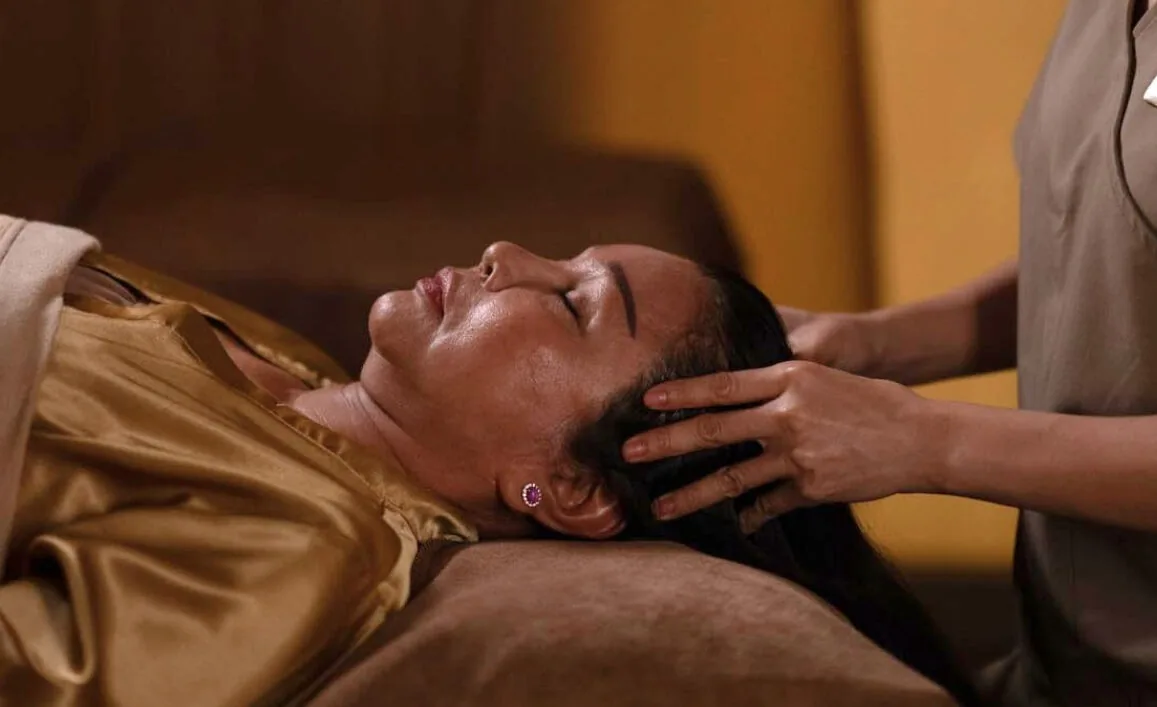 Massage thư giãn vùng đầu và mặt