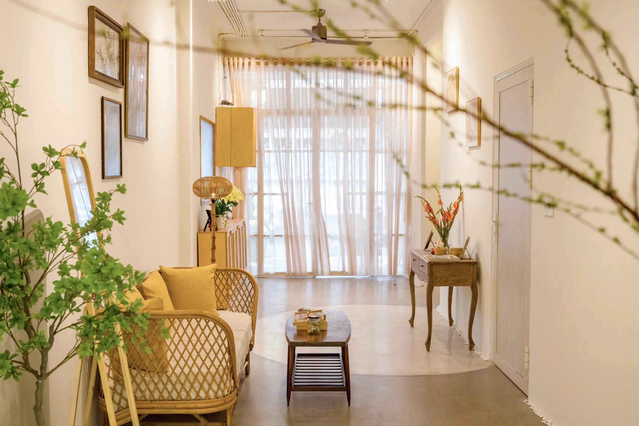 Sảnh chờ sáng sủa với sofa mây tại Lam Thị Spa