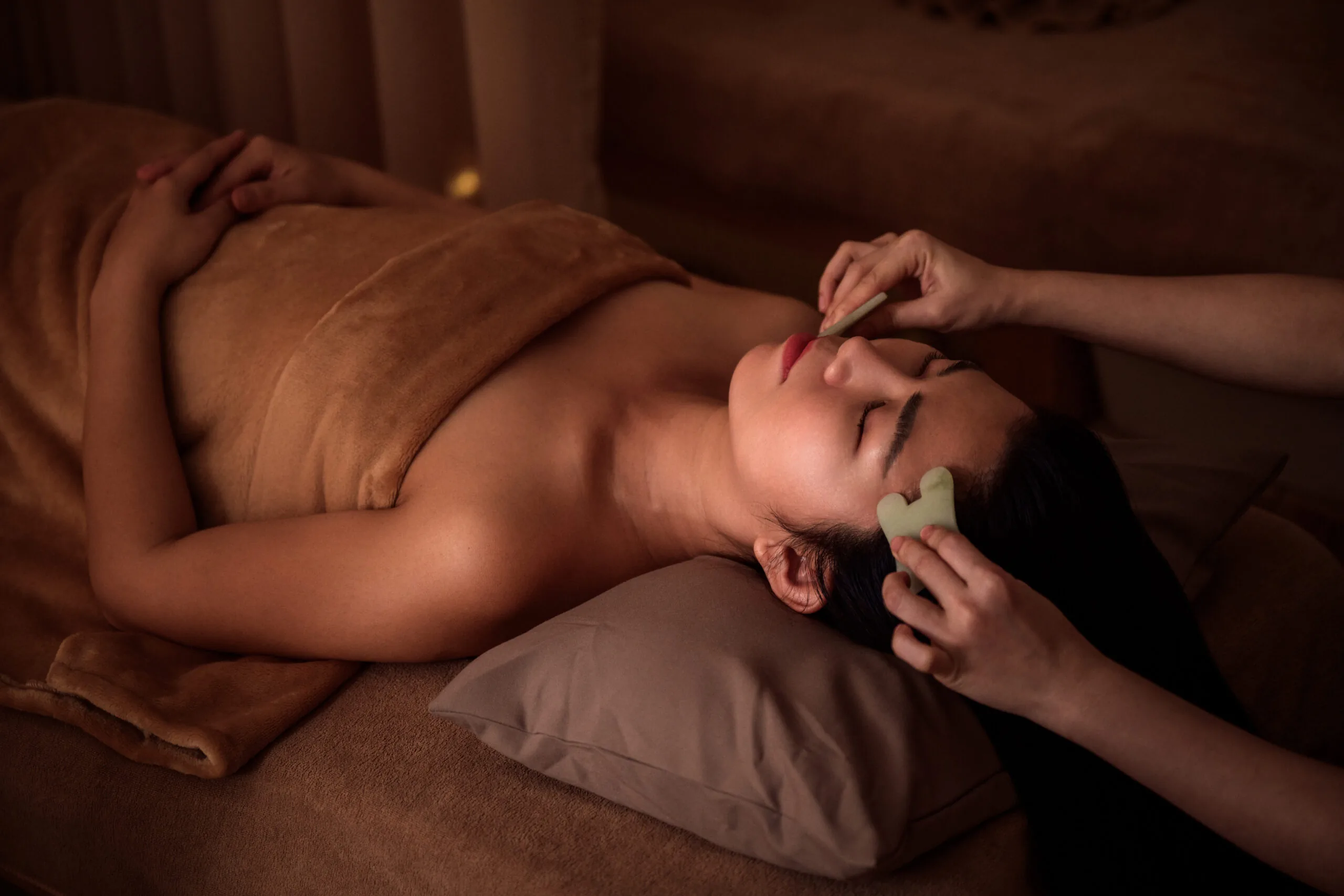 Cạo mặt bằng đá ngọc thạch thư giãn da mặt tại Lam Thị Spa