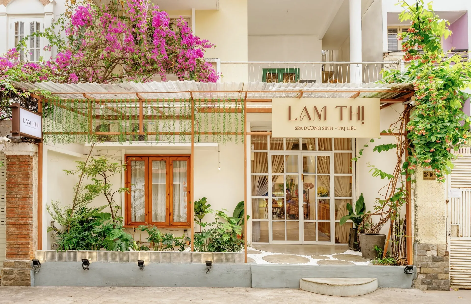 Mặt tiền Lam Thị Spa Dưỡng Sinh - Trị Liệu chi nhánh Tân Định với giàn hoa giấy